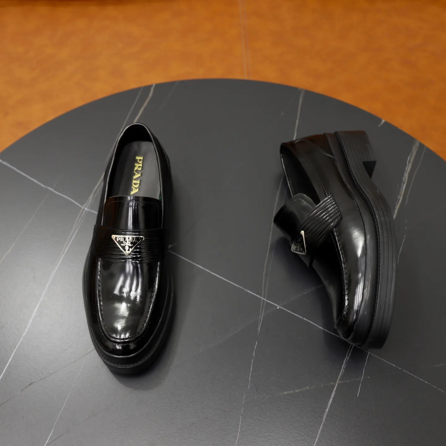 Men's shoes: 540💰🙅‍♂️🙅‍♂️🙅‍♂️ Brand: PRADA Standard code: Men's code 38-44 (45 can be customized) Grade: Same style as the official website Original order quality Material: Original cowhide surface Comfortable sheepskin lining Original outsole Style category: Men's fashionable casual leather shoes Distinguished big-name luxury elements Top luxury Color: actual picture color